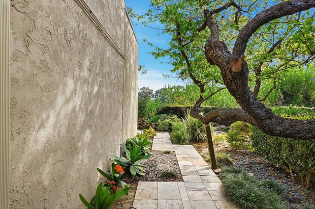 8963 Caminito Fresco, San Diego, CA 92037