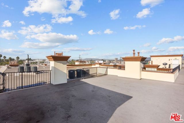 6938 Laurel Canyon Boulevard 310, North Hollywood, CA 91605