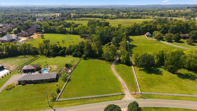 200 Graystone Dr, Gallatin, TN 37066