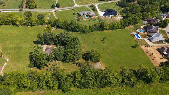 200 Graystone Dr, Gallatin, TN 37066