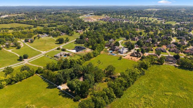200 Graystone Dr, Gallatin, TN 37066