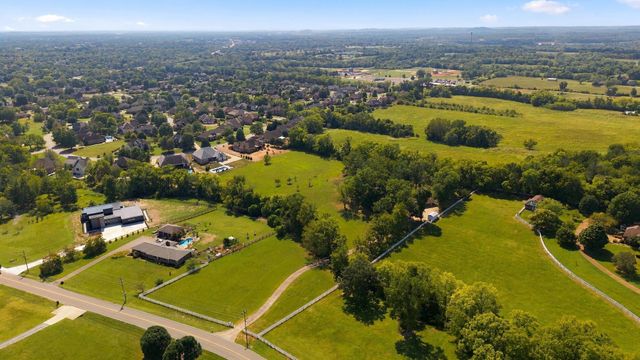 200 Graystone Dr, Gallatin, TN 37066