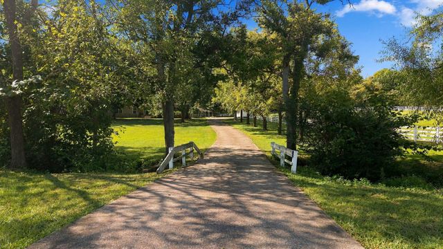 200 Graystone Dr, Gallatin, TN 37066