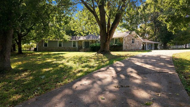 200 Graystone Dr, Gallatin, TN 37066