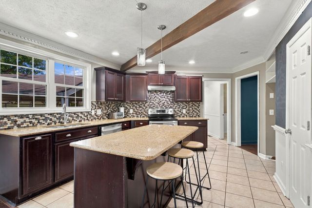 200 Graystone Dr, Gallatin, TN 37066