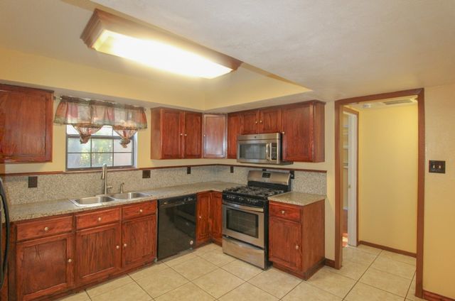 1521 W Springcrest Circle, Lancaster, TX 75134