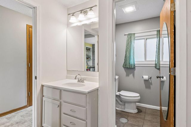 670 Goodwin Avenue N, Oakdale, MN 55128