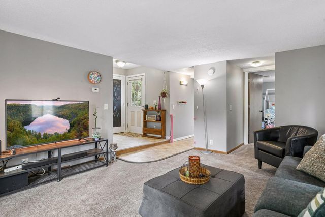 670 Goodwin Avenue N, Oakdale, MN 55128