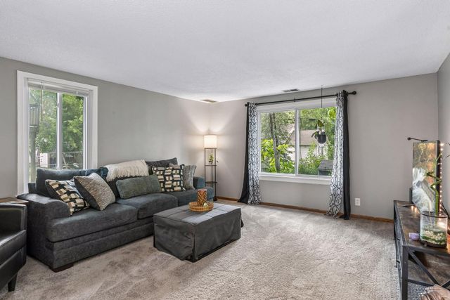 670 Goodwin Avenue N, Oakdale, MN 55128