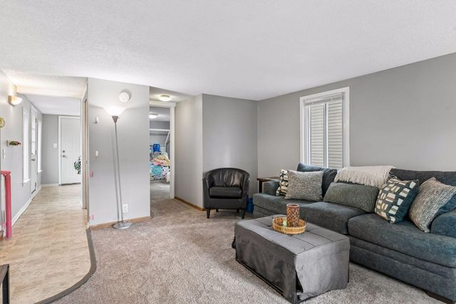 670 Goodwin Avenue N, Oakdale, MN 55128