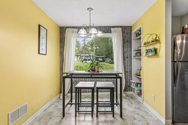 670 Goodwin Avenue N, Oakdale, MN 55128