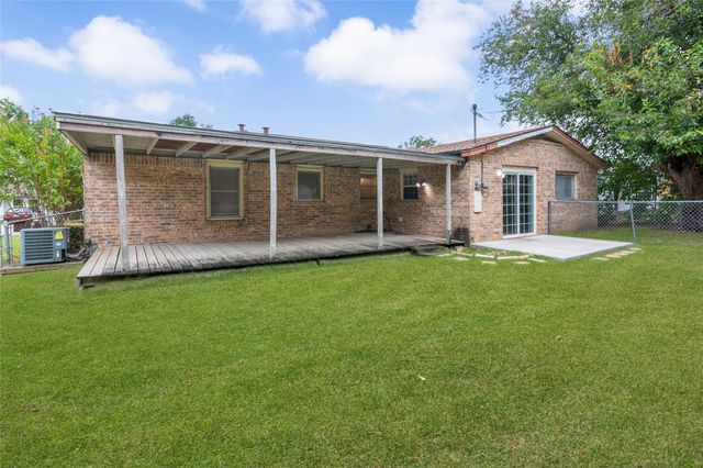5229 Ira Street N, Haltom City, TX 76117