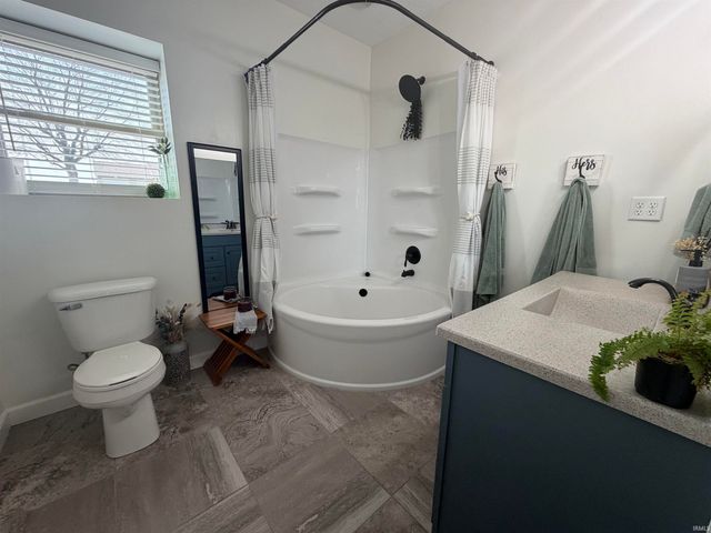 2164 S 1200 E, Oakland City, IN 47660