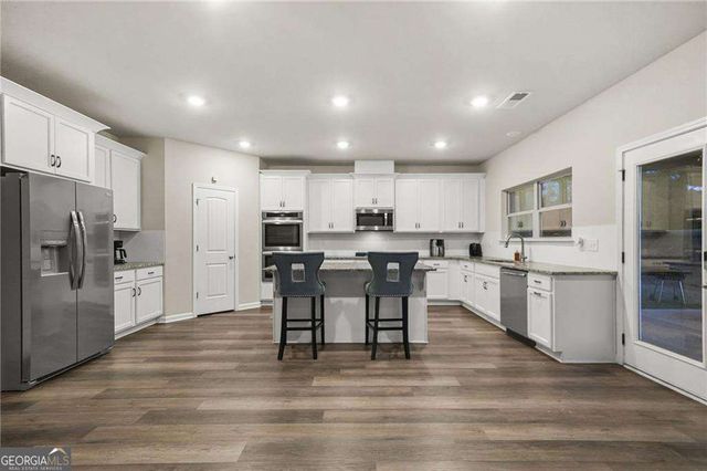 689 S Jeff Davis Drive, Fayetteville, GA 30215
