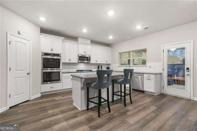 689 S Jeff Davis Drive, Fayetteville, GA 30215