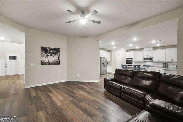 689 S Jeff Davis Drive, Fayetteville, GA 30215