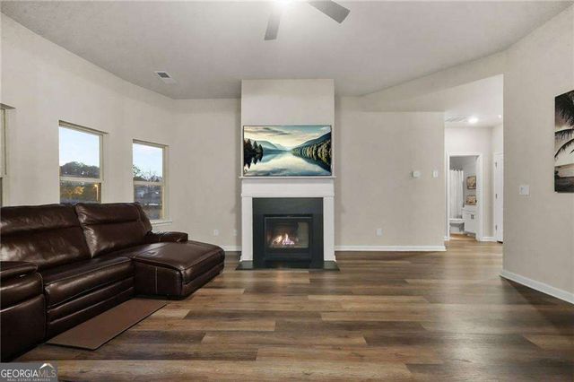 689 S Jeff Davis Drive, Fayetteville, GA 30215