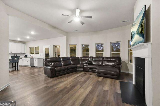 689 S Jeff Davis Drive, Fayetteville, GA 30215