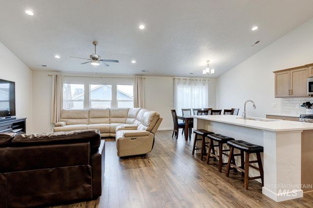 12445 Shadow River St, Caldwell, ID 83607