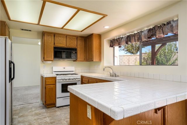 38016 Ranier, Palmdale, CA 93552