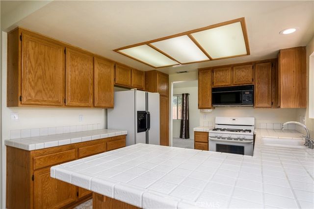 38016 Ranier, Palmdale, CA 93552