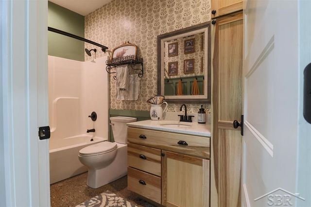 319 E Dopp Road, Midland, MI 48640