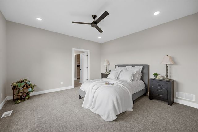 3009 Prairielight Court, Hiawatha, IA 52233