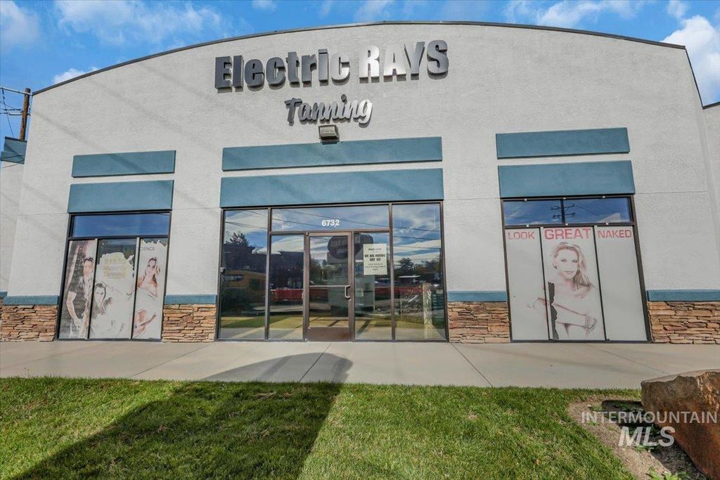 6732 W State Street, Garden City, ID 83714