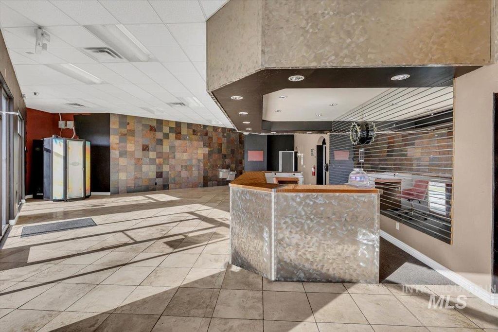 6732 W State Street, Garden City, ID 83714 photo 2