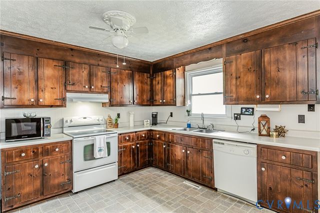 11011 Lamore Dr, Disputanta, VA 23842
