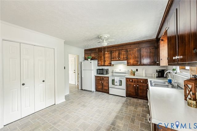 11011 Lamore Dr, Disputanta, VA 23842