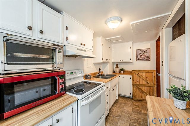 11011 Lamore Dr, Disputanta, VA 23842