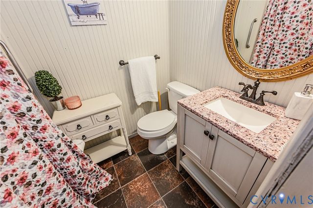 11011 Lamore Dr, Disputanta, VA 23842