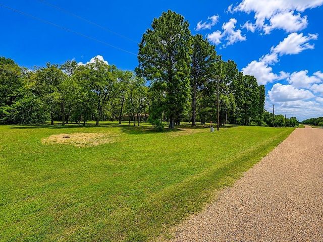 1393 County Road 2103, Weimar, TX 78962