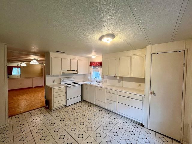 1393 County Road 2103, Weimar, TX 78962