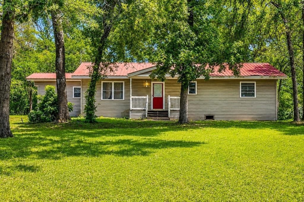 1393 County Road 2103, Weimar, TX 78962