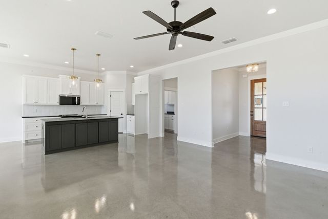 1001 Paramount Drive, Cresson, TX 76035