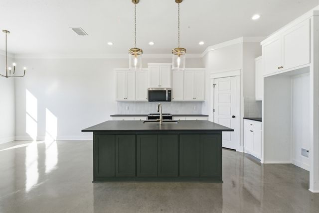 1001 Paramount Drive, Cresson, TX 76035