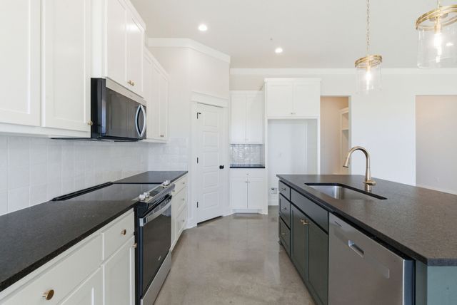 1001 Paramount Drive, Cresson, TX 76035