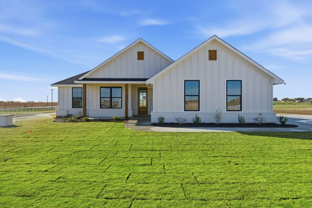 1001 Paramount Drive, Cresson, TX 76035