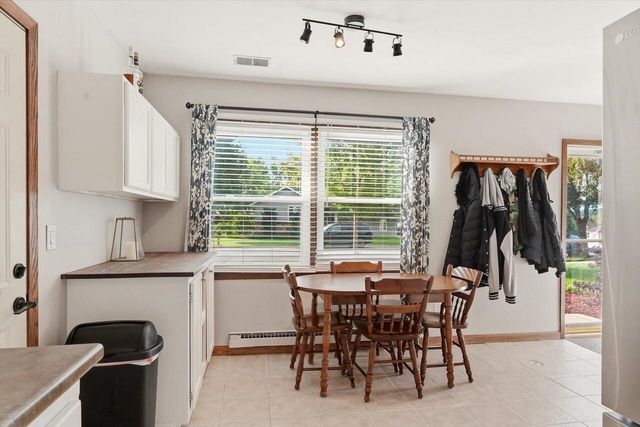 914 Kings Ridge COURT W, West Bend, WI 53090
