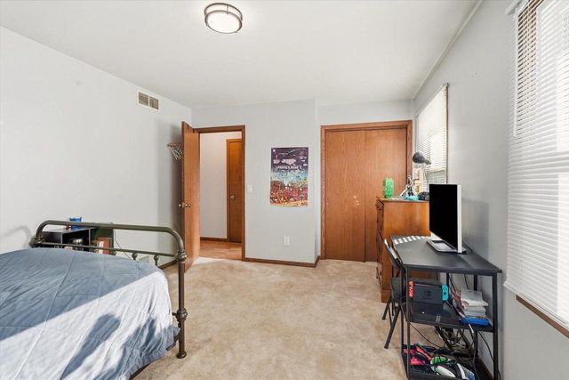 914 Kings Ridge COURT W, West Bend, WI 53090