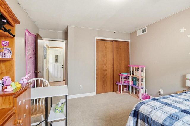 914 Kings Ridge COURT W, West Bend, WI 53090