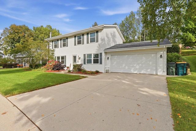 914 Kings Ridge COURT W, West Bend, WI 53090