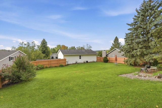 914 Kings Ridge COURT W, West Bend, WI 53090