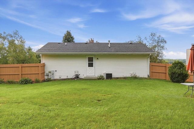 914 Kings Ridge COURT W, West Bend, WI 53090