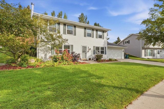 914 Kings Ridge COURT W, West Bend, WI 53090