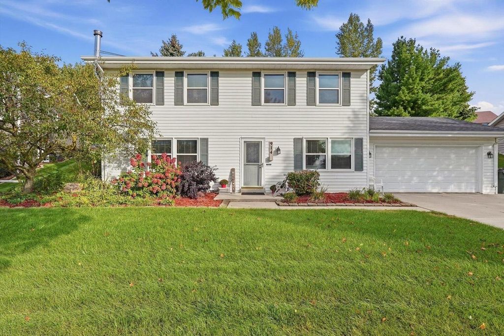 914 Kings Ridge COURT W, West Bend, WI 53090