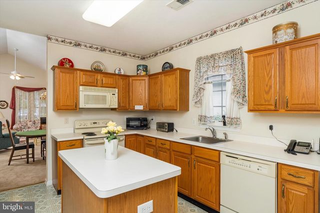 10 HUMMINGBIRD DR, Hamilton, NJ 08690