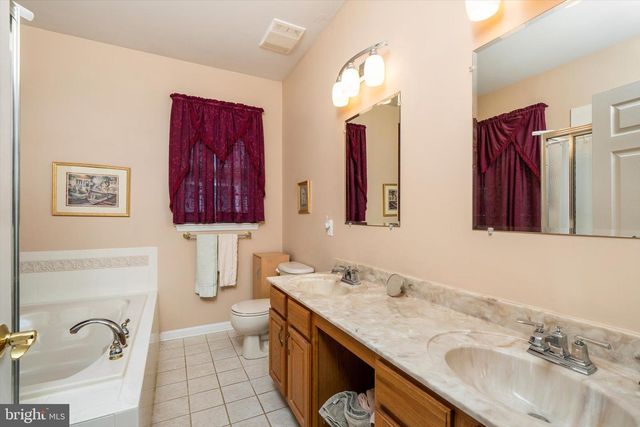 10 HUMMINGBIRD DR, Hamilton, NJ 08690